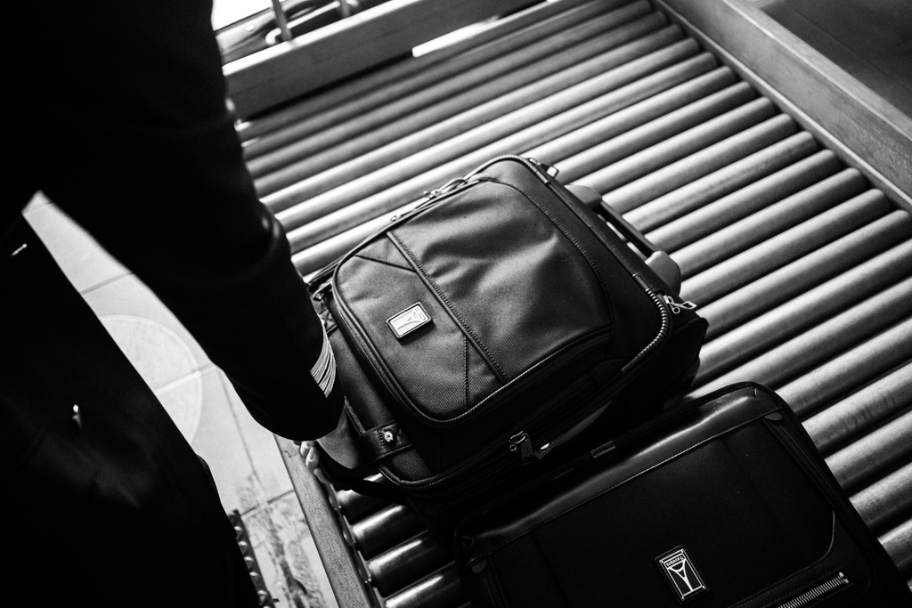 Hur flygbolag egentligen hanterar ditt bagage och vad din resväska måste klara av