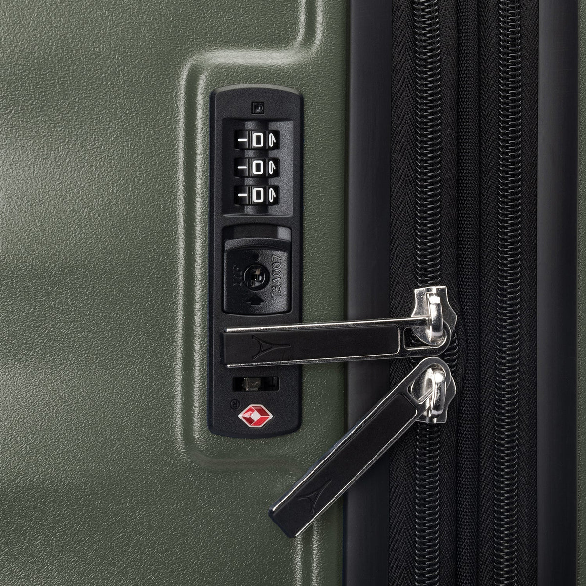 Maxlite® Air V2 Medium Check-In Hard Shell Spinner (69.8 x 44.5 x 27.9 cm)