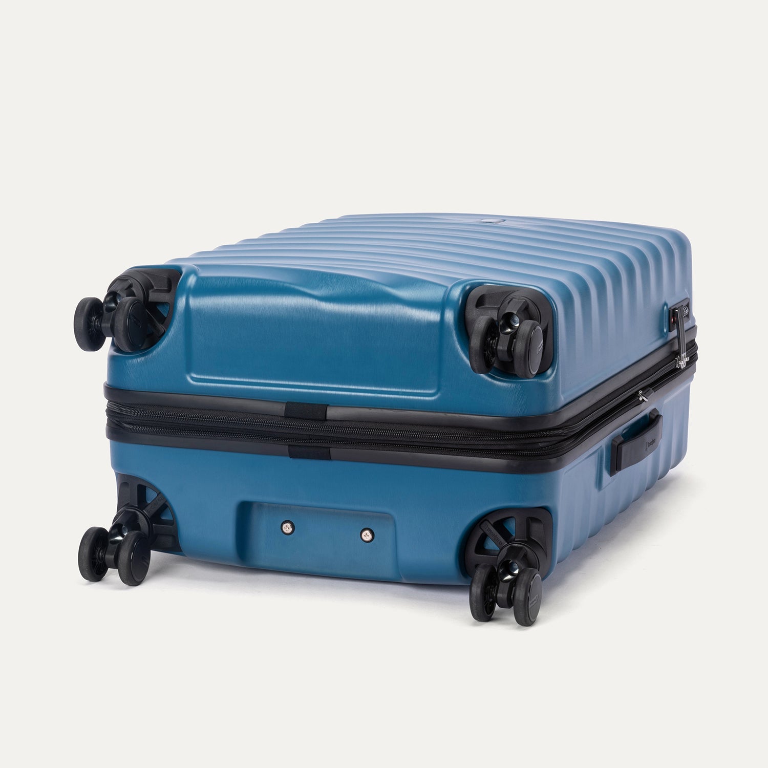Maxlite® Air V2 Medium Check-In Hard Shell Spinner (69.8 x 44.5 x 27.9 cm)