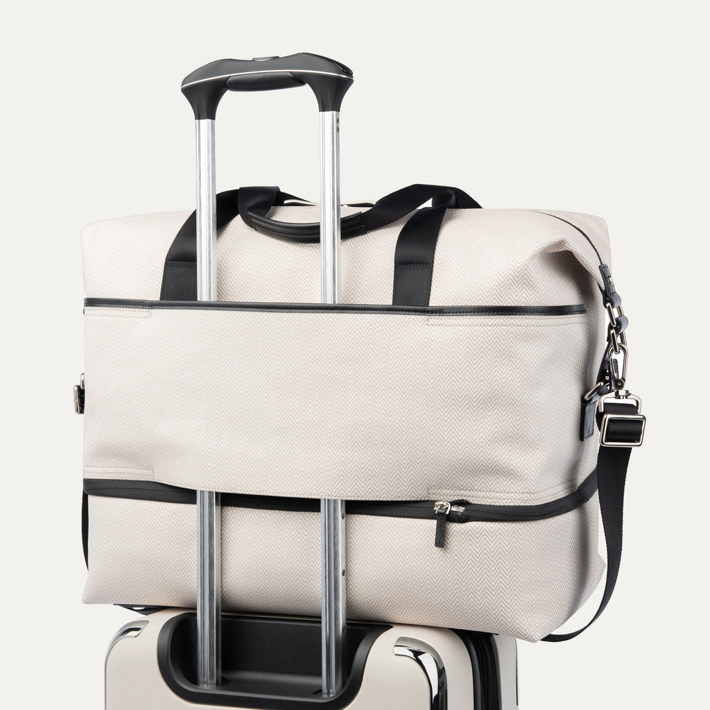 Travelpro® x Travel + Leisure® Drop-Bottom Weekender (38 x 47 x 23 cm )