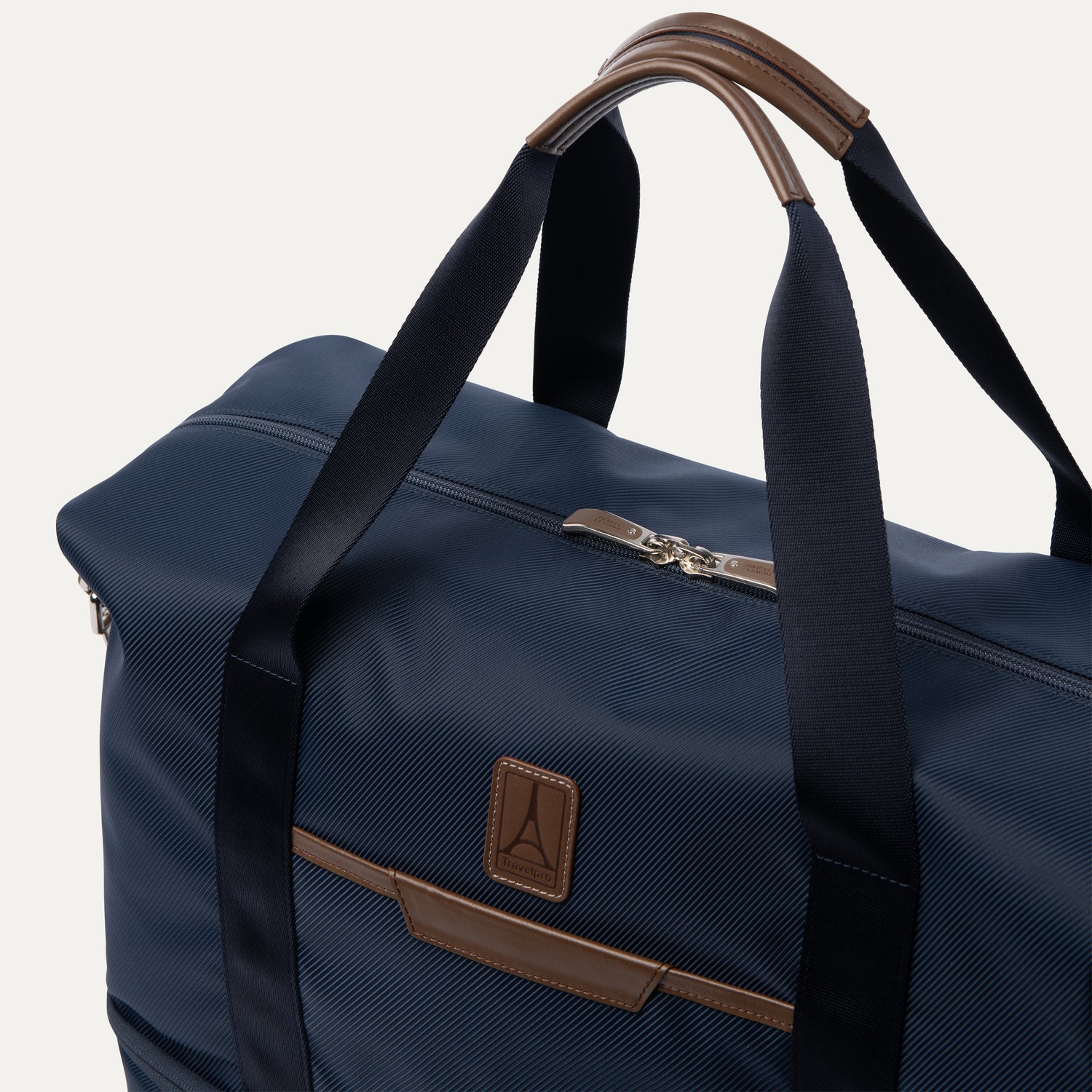 Travelpro® x Travel + Leisure® Drop-Bottom Weekender (38 x 47 x 23 cm )
