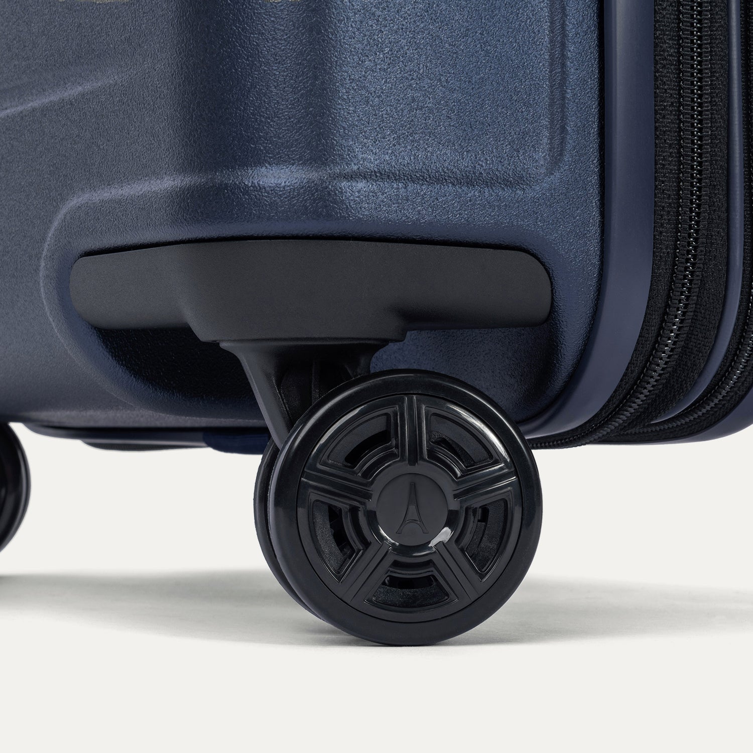 Platinum® Elite Compact Cabin Hardshell Spinner V2 (55.9 x 35.6 x 22.9 cm)