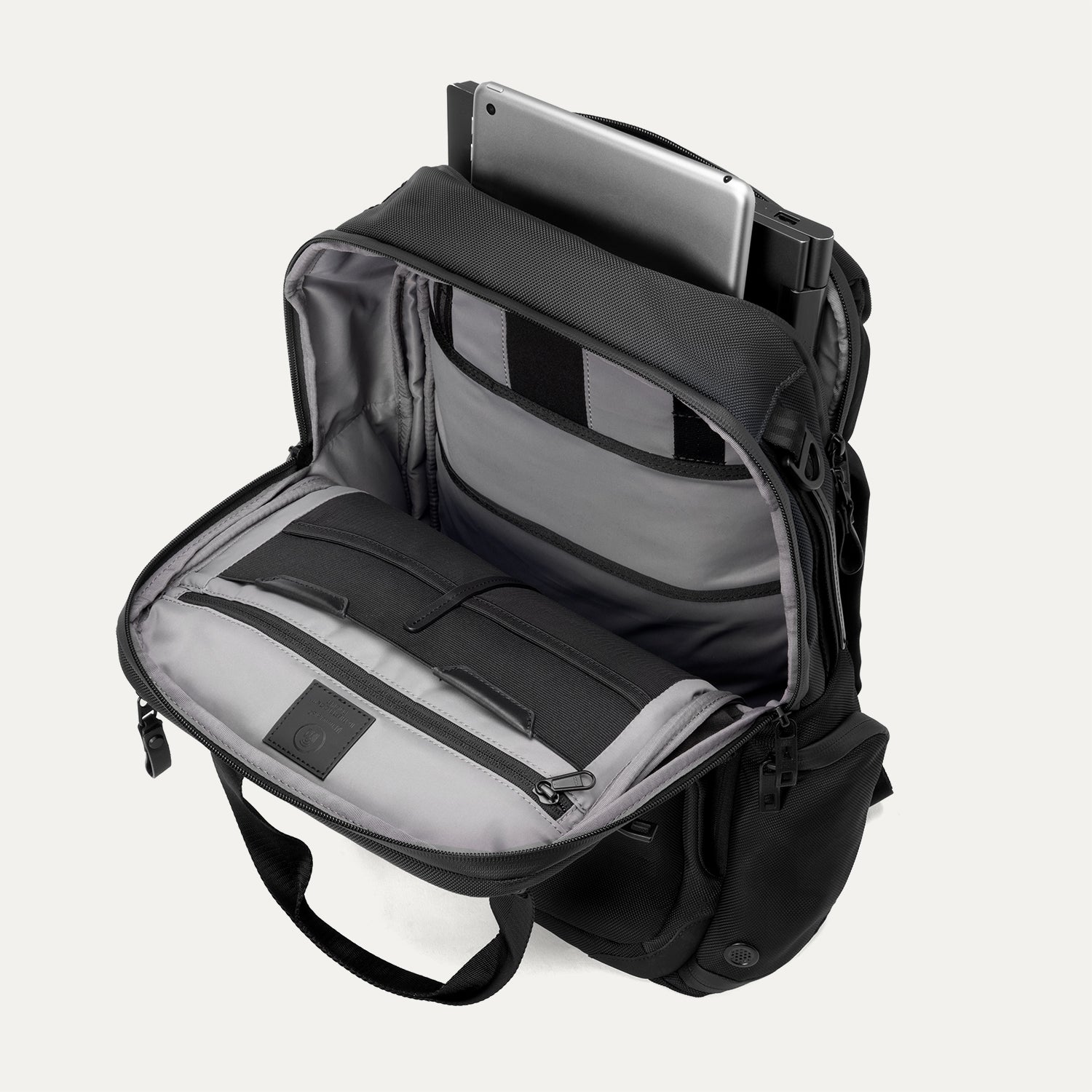Travelpro® Altitude™ Medium Expandable Laptop Backpack 25-30L (43 x 37 x 22 cm)