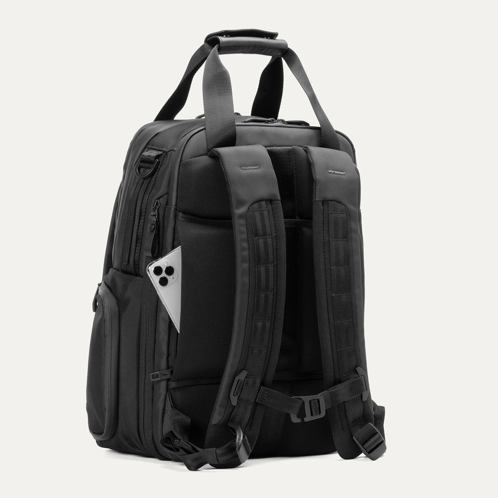 Travelpro® Altitude™ Medium Expandable Laptop Backpack 25-30L (43 x 37 x 22 cm)