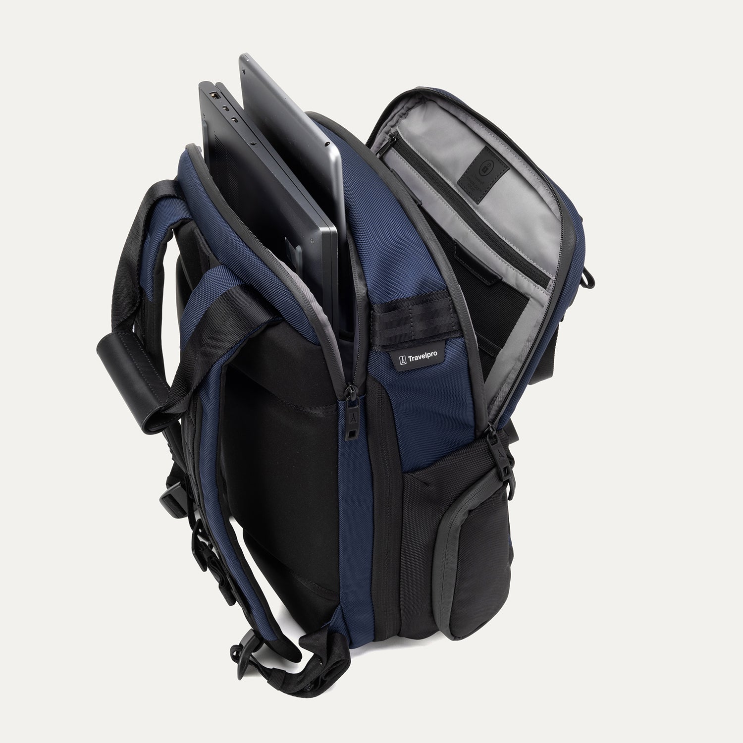 Travelpro® Altitude™ Medium Expandable Laptop Backpack 25-30L (43 x 37 x 22 cm)