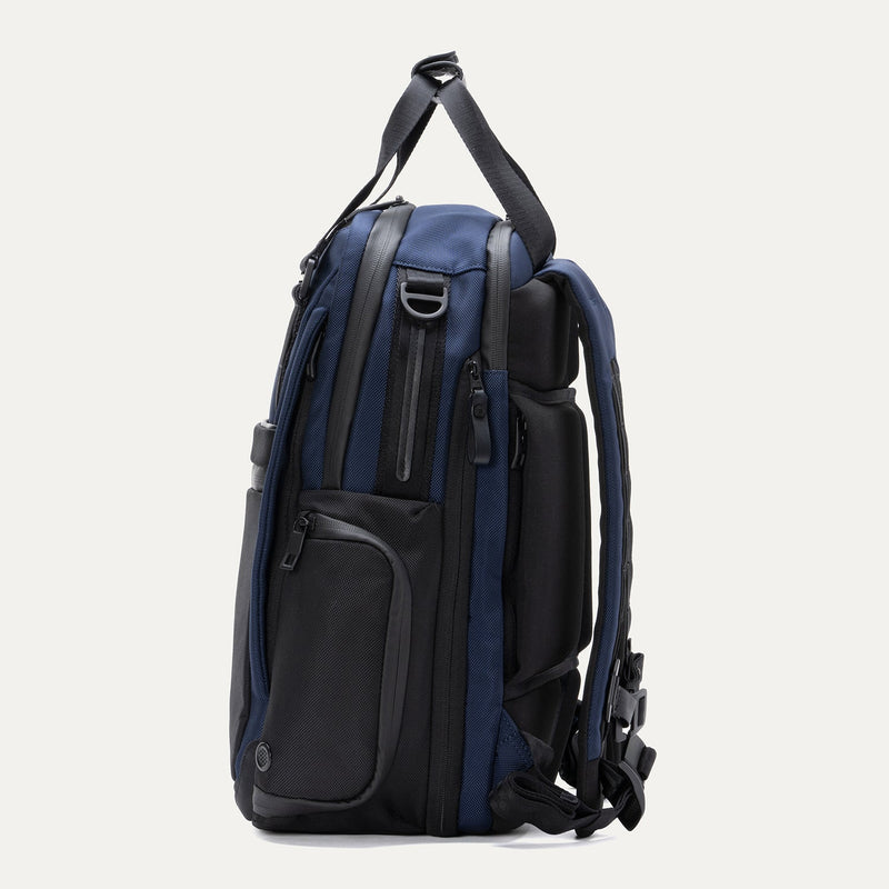 Travelpro® Altitude™ Medium Expandable Laptop Backpack 25-30L (43 x 37 x 22 cm)