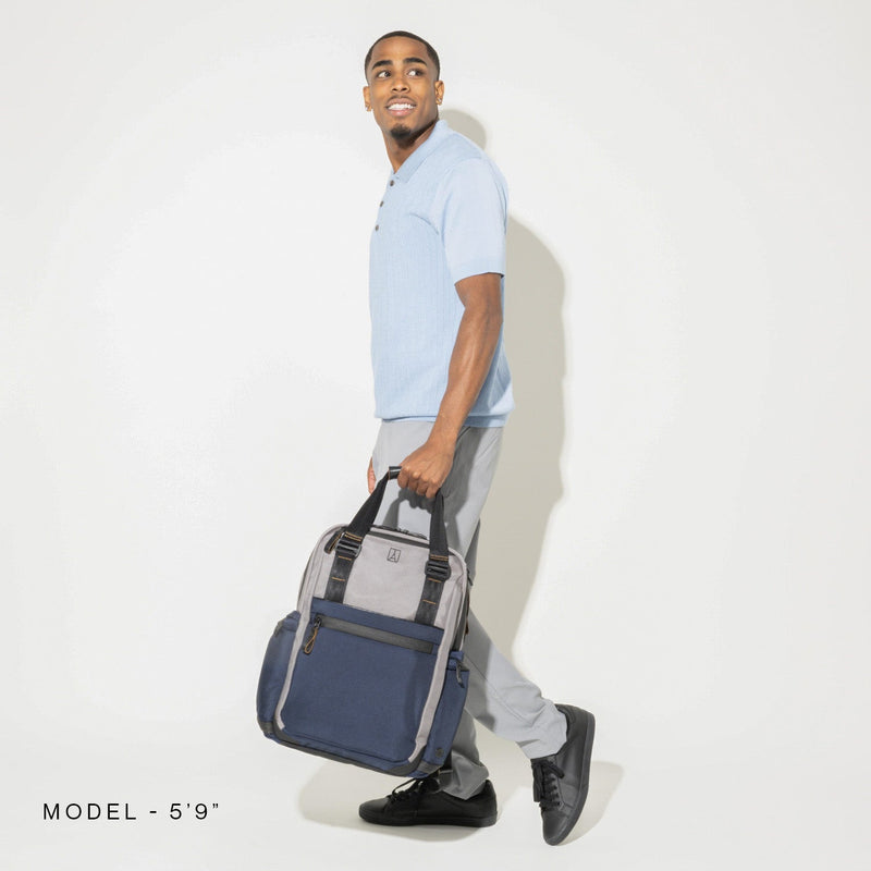 Travelpro® Altitude™ Medium Expandable Laptop Backpack 25-30L (43 x 37 x 22 cm)