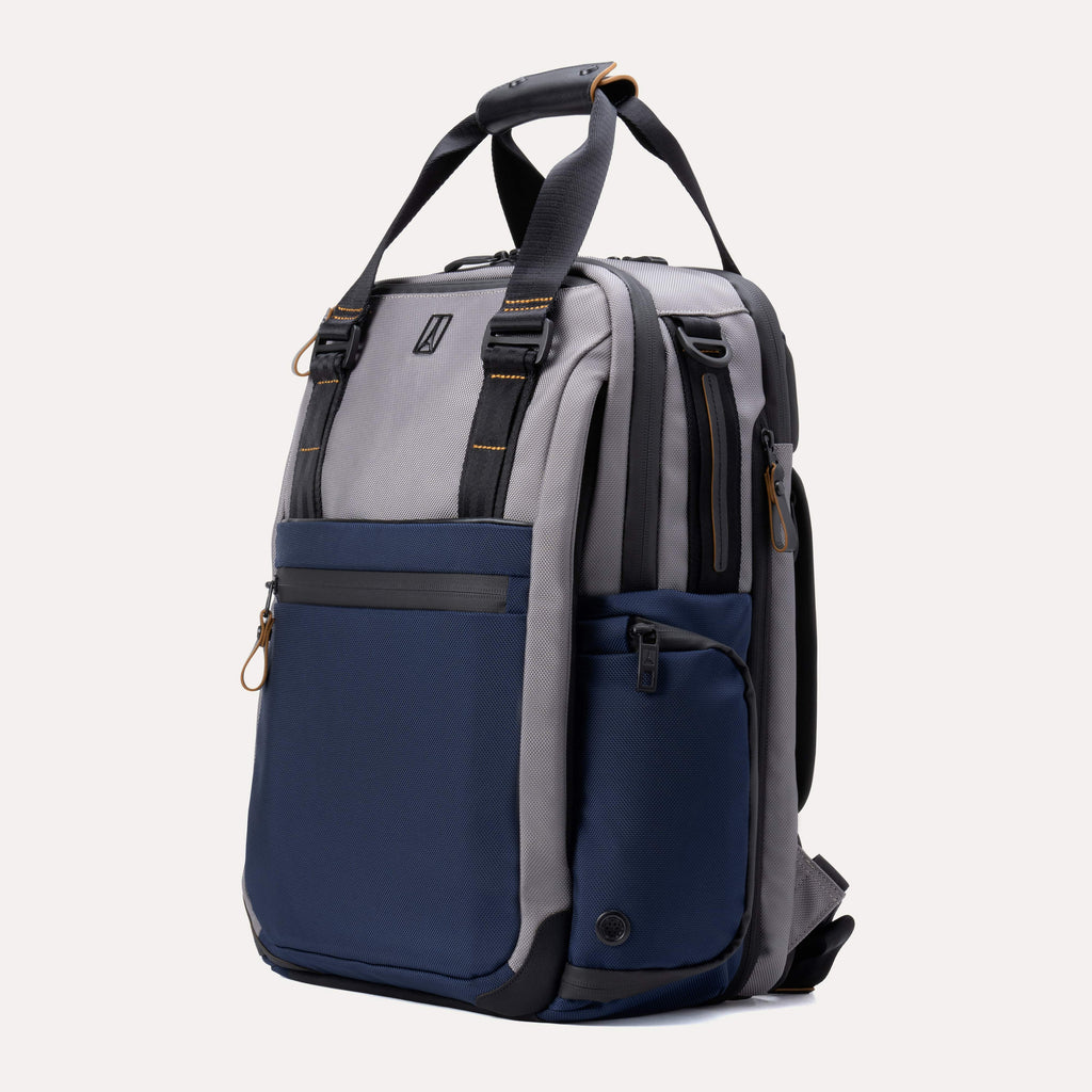 Travelpro® Altitude™ Medium Expandable Laptop Backpack 25-30L (43 x 37 x 22 cm)