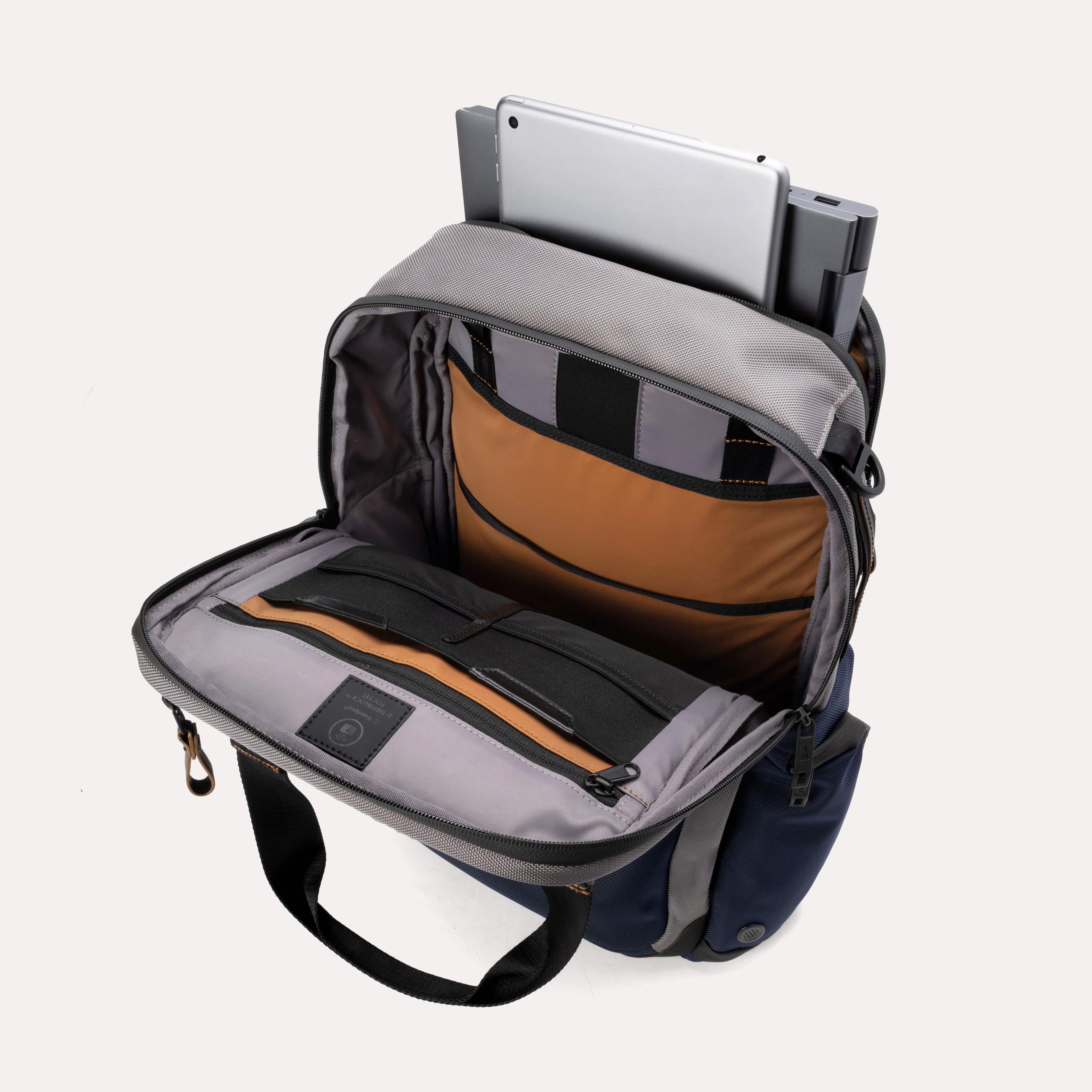 Travelpro® Altitude™ Medium Expandable Laptop Backpack 25-30L (43 x 37 x 22 cm)