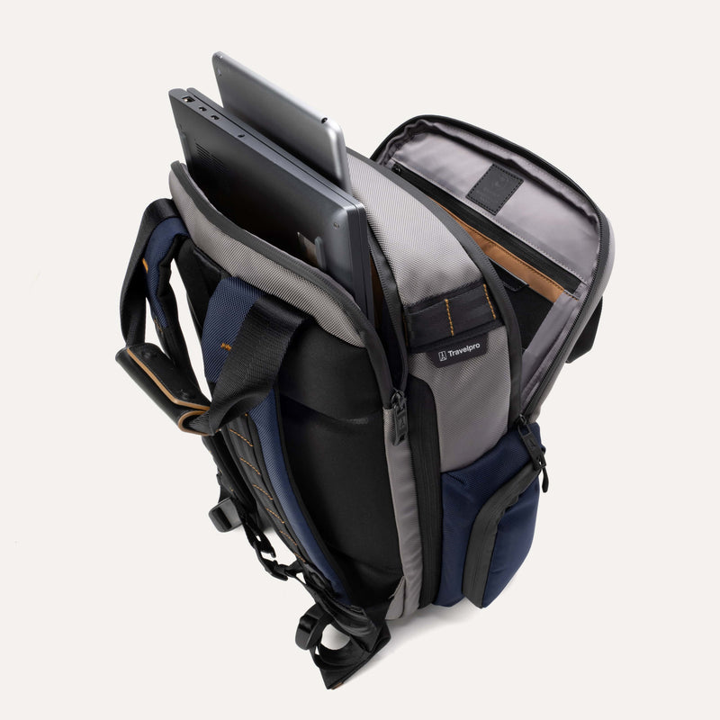 Travelpro® Altitude™ Medium Expandable Laptop Backpack 25-30L (43 x 37 x 22 cm)