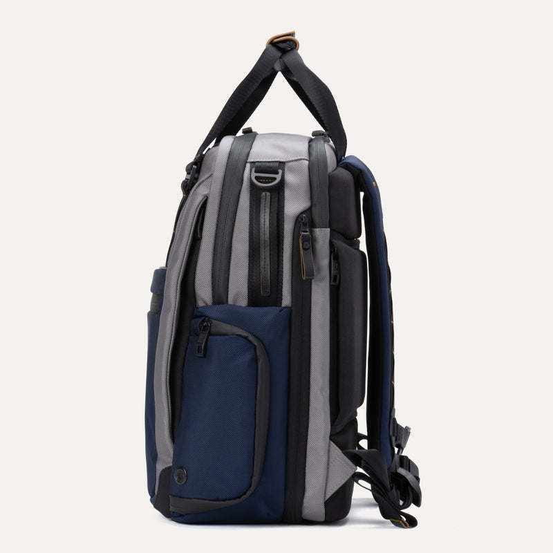 Travelpro® Altitude™ Medium Expandable Laptop Backpack 25-30L (43 x 37 x 22 cm)