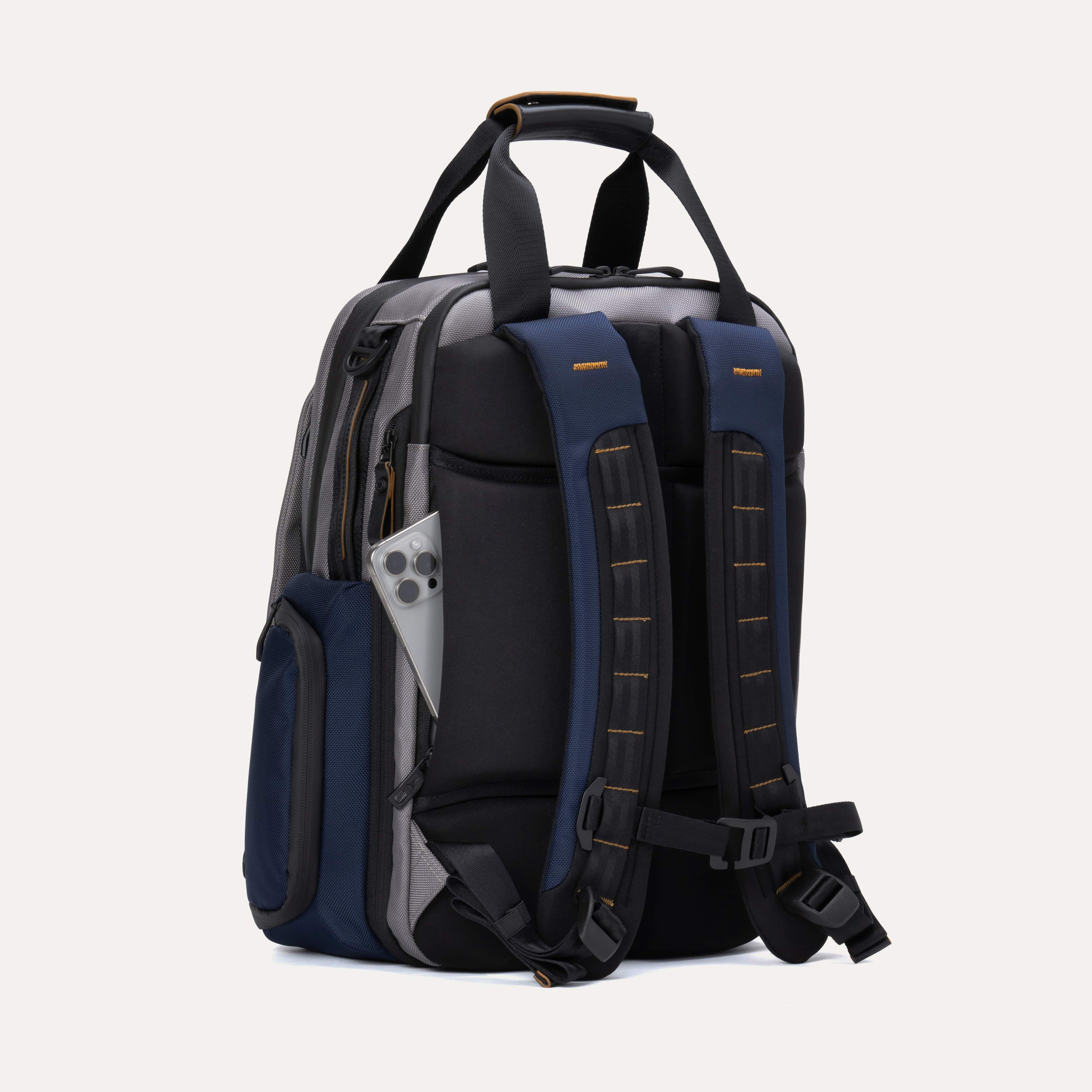 Travelpro® Altitude™ Medium Expandable Laptop Backpack 25-30L (43 x 37 x 22 cm)