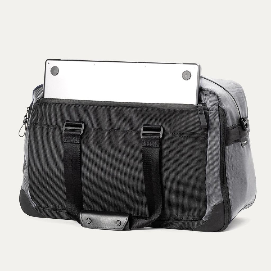 Travelpro® Altitude™ Double Expansion Duffel (32 x 49 x 23 cm)
