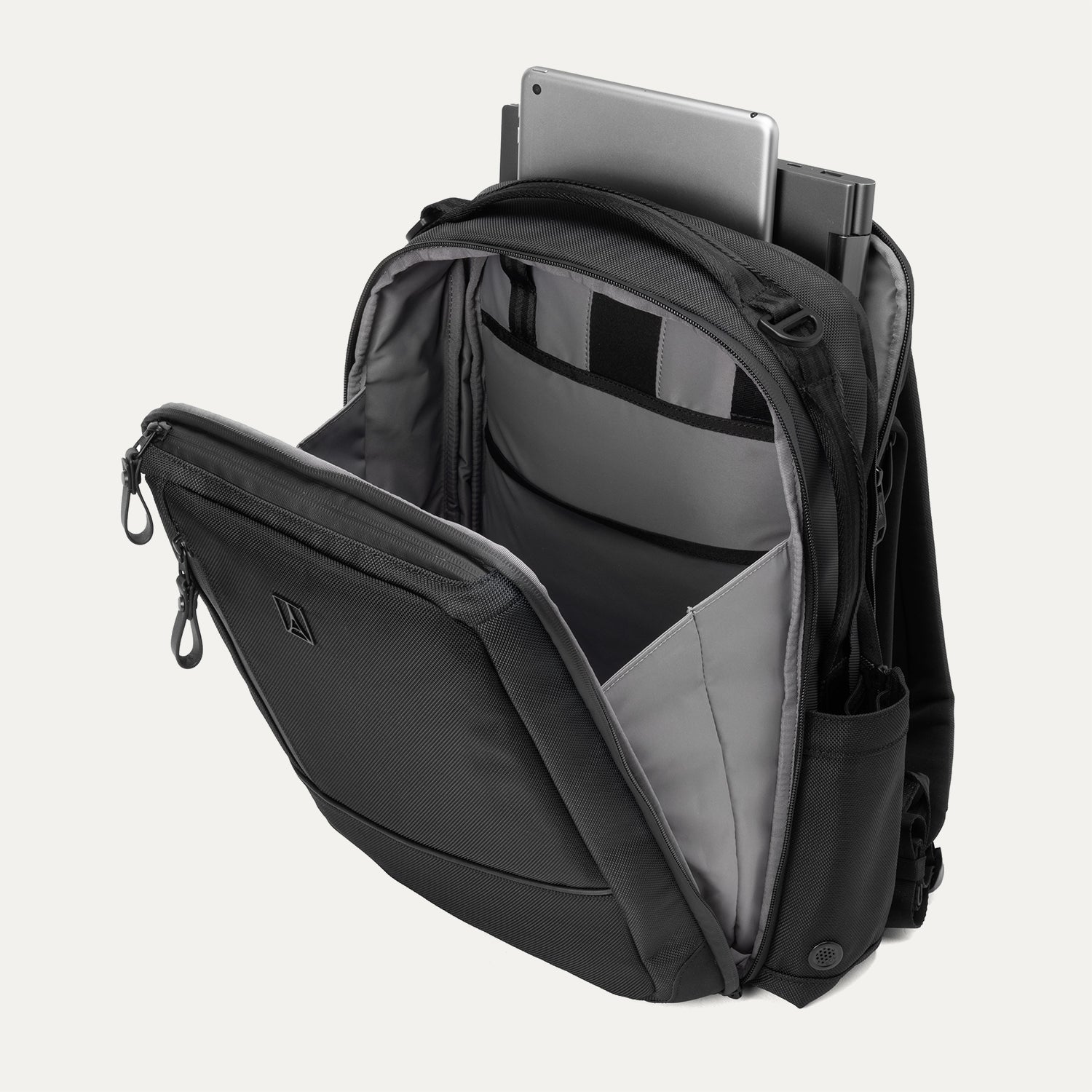 Travelpro® Altitude™ Slim Expandable Laptop Backpack 20-24L (41 x 34 x 20 cm)