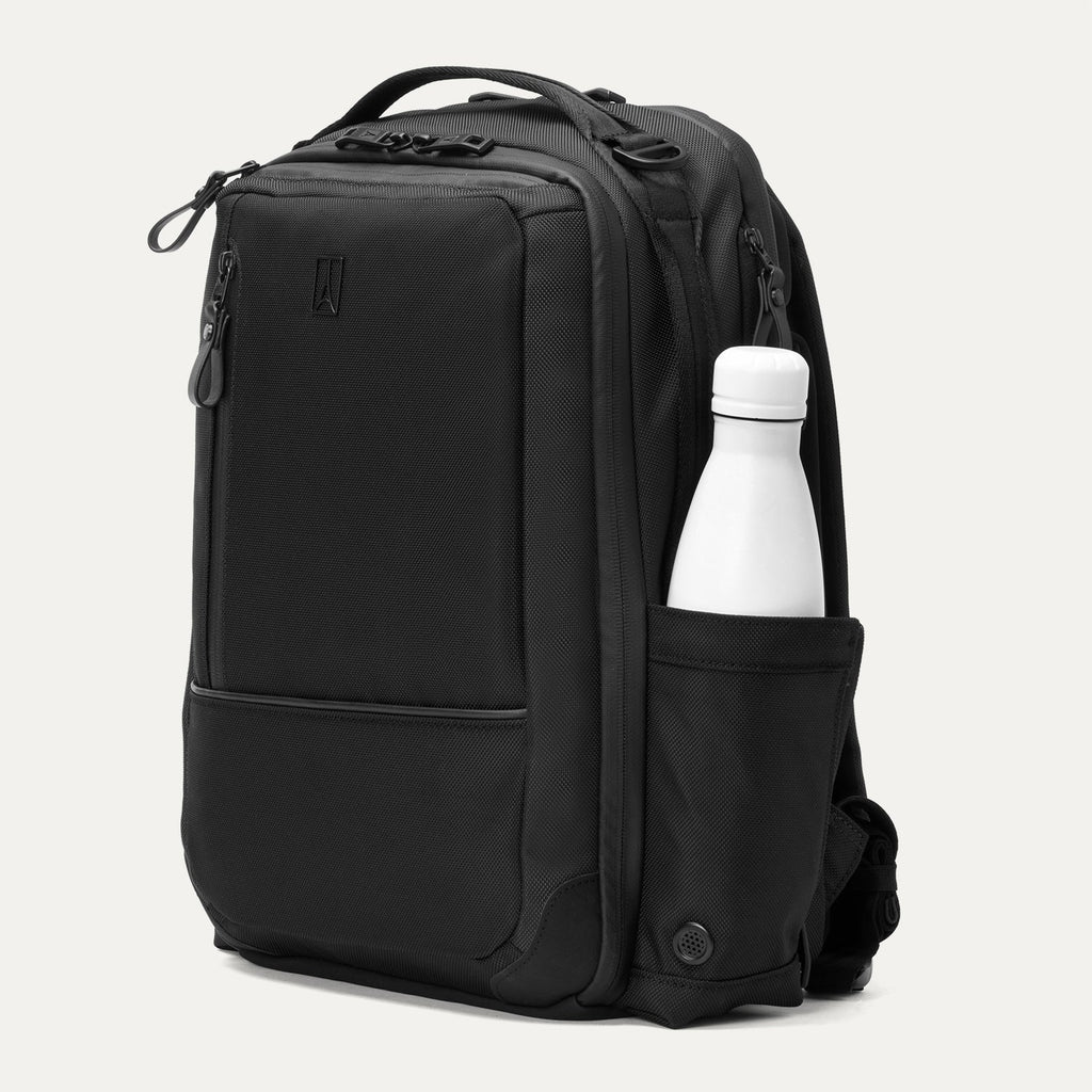 Travelpro® Altitude™ Slim Expandable Laptop Backpack 20-24L (41 x 34 x 20 cm)
