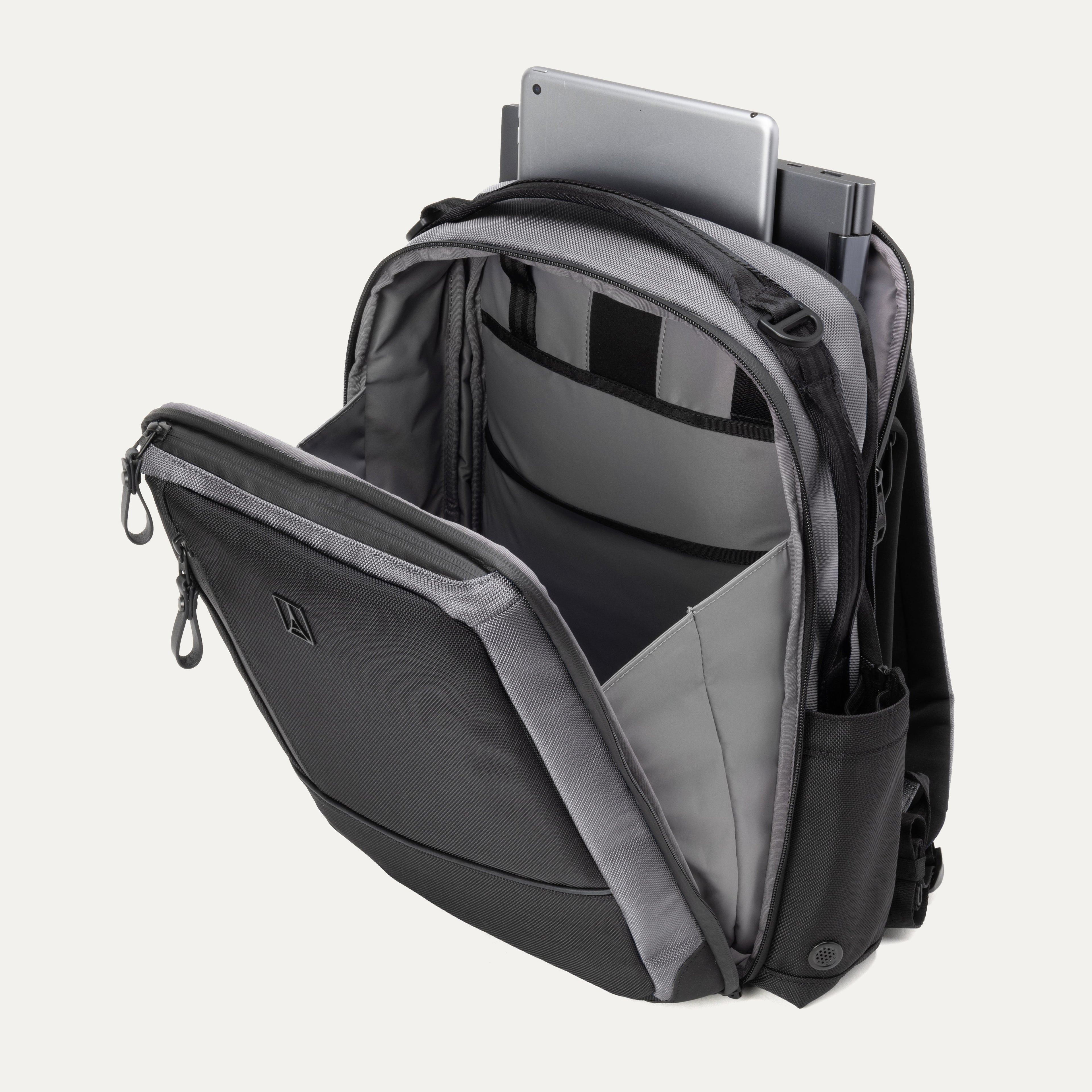 Travelpro® Altitude™ Slim Expandable Laptop Backpack 20-24L (41 x 34 x 20 cm)