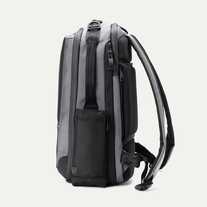 Travelpro® Altitude™ Slim Expandable Laptop Backpack 20-24L (41 x 34 x 20 cm)
