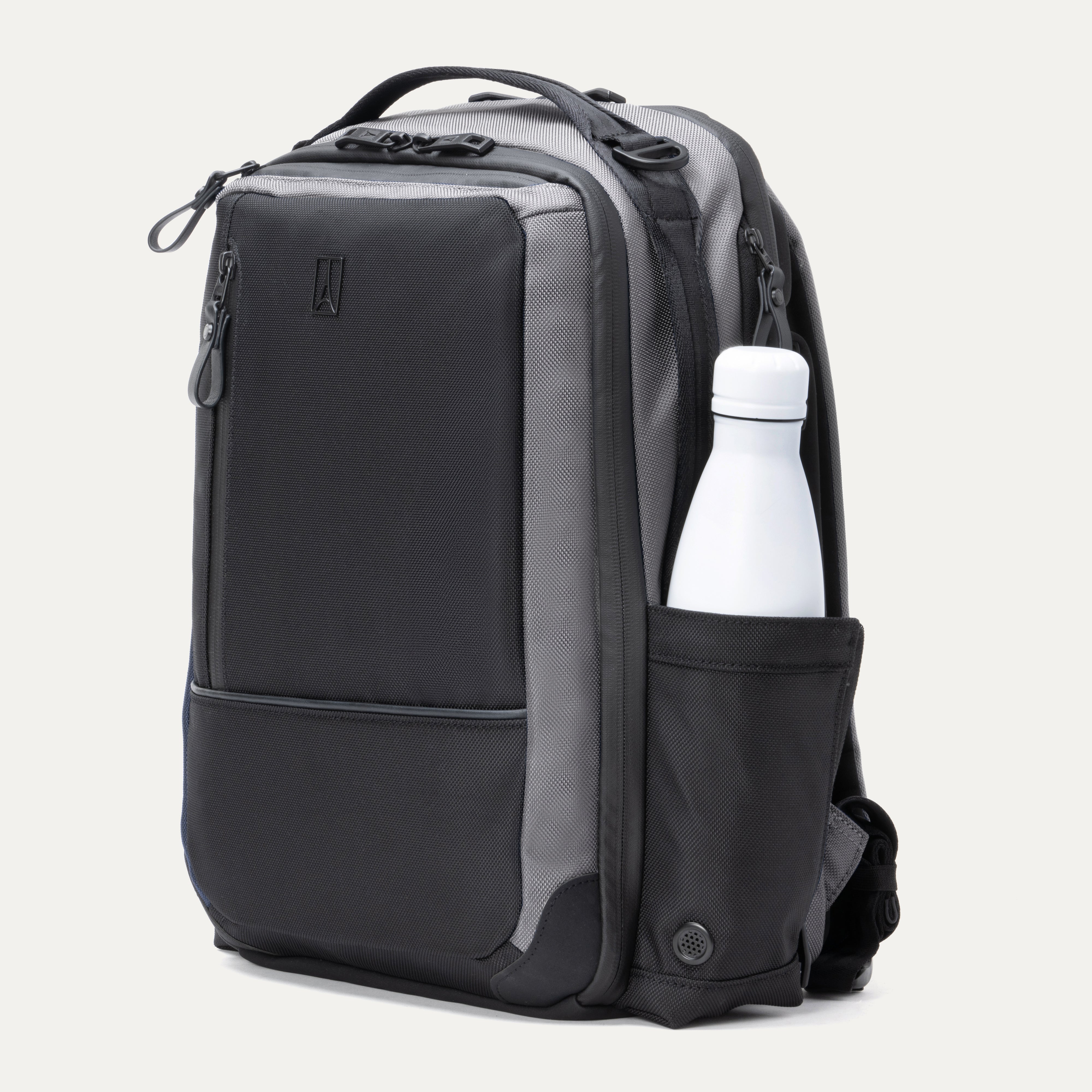 Travelpro® Altitude™ Slim Expandable Laptop Backpack 20-24L (41 x 34 x 20 cm)