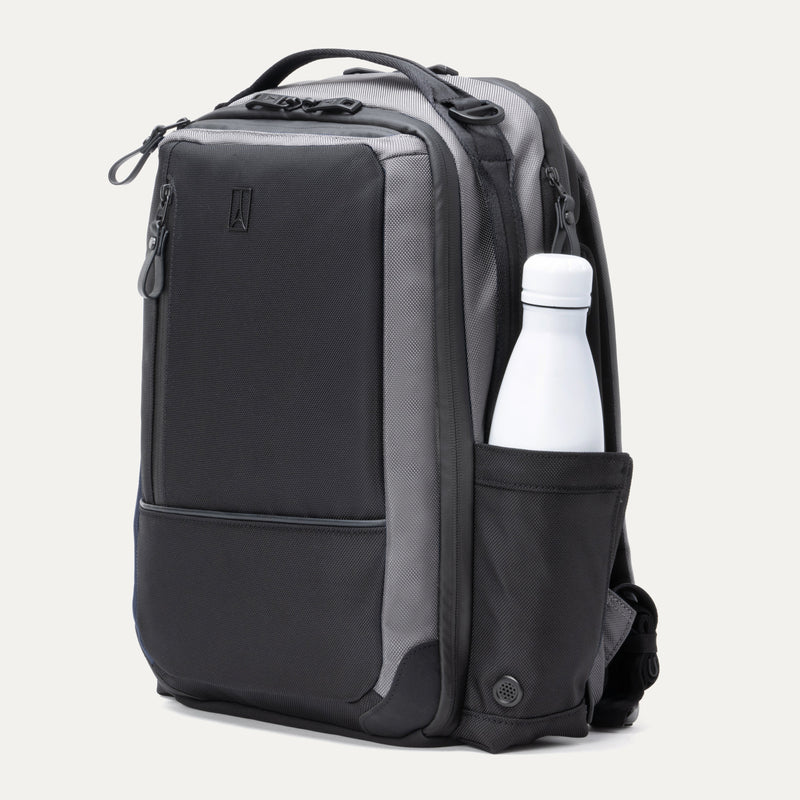Travelpro® Altitude™ Slim Expandable Laptop Backpack 20-24L (41 x 34 x 20 cm)