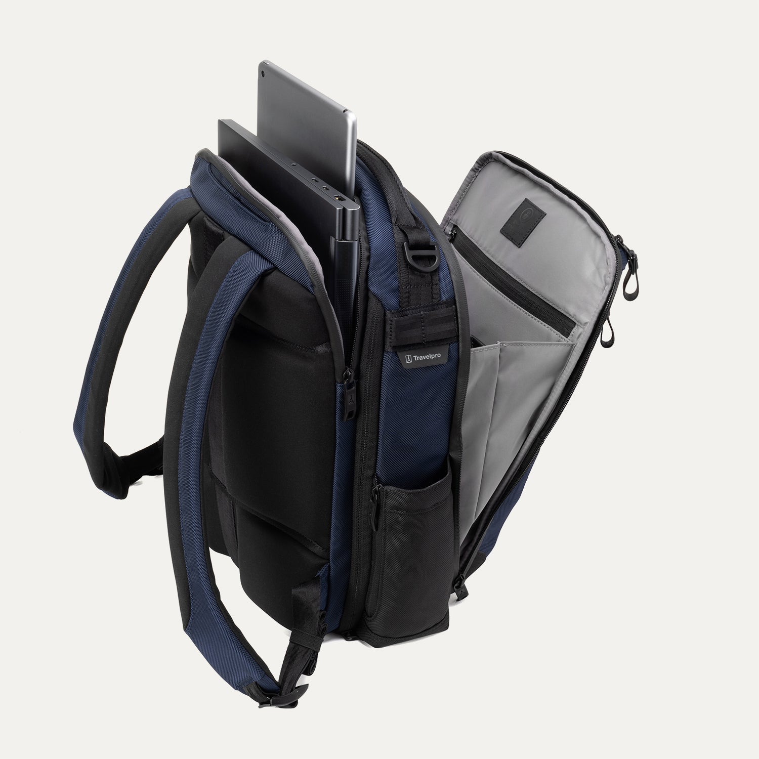 Travelpro® Altitude™ Slim Expandable Laptop Backpack 20-24L (41 x 34 x 20 cm)