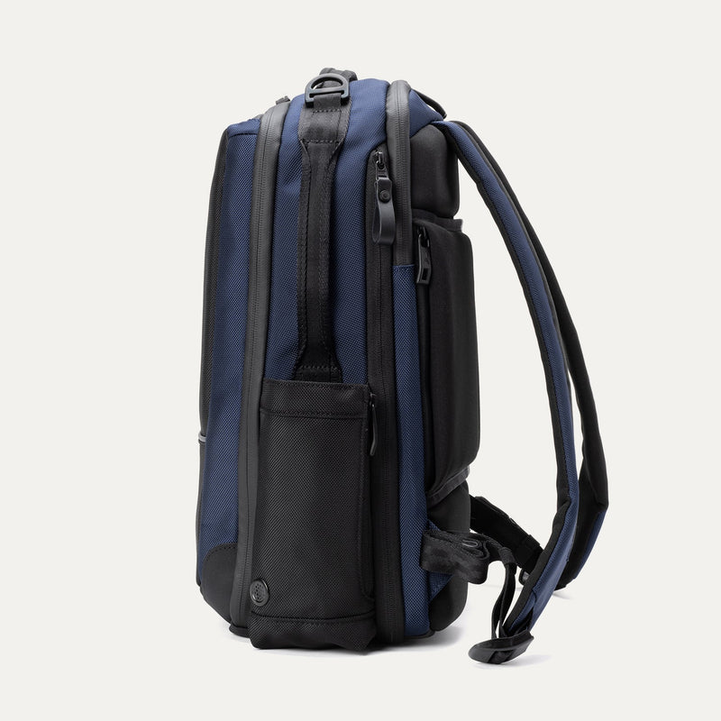Travelpro® Altitude™ Slim Expandable Laptop Backpack 20-24L (41 x 34 x 20 cm)