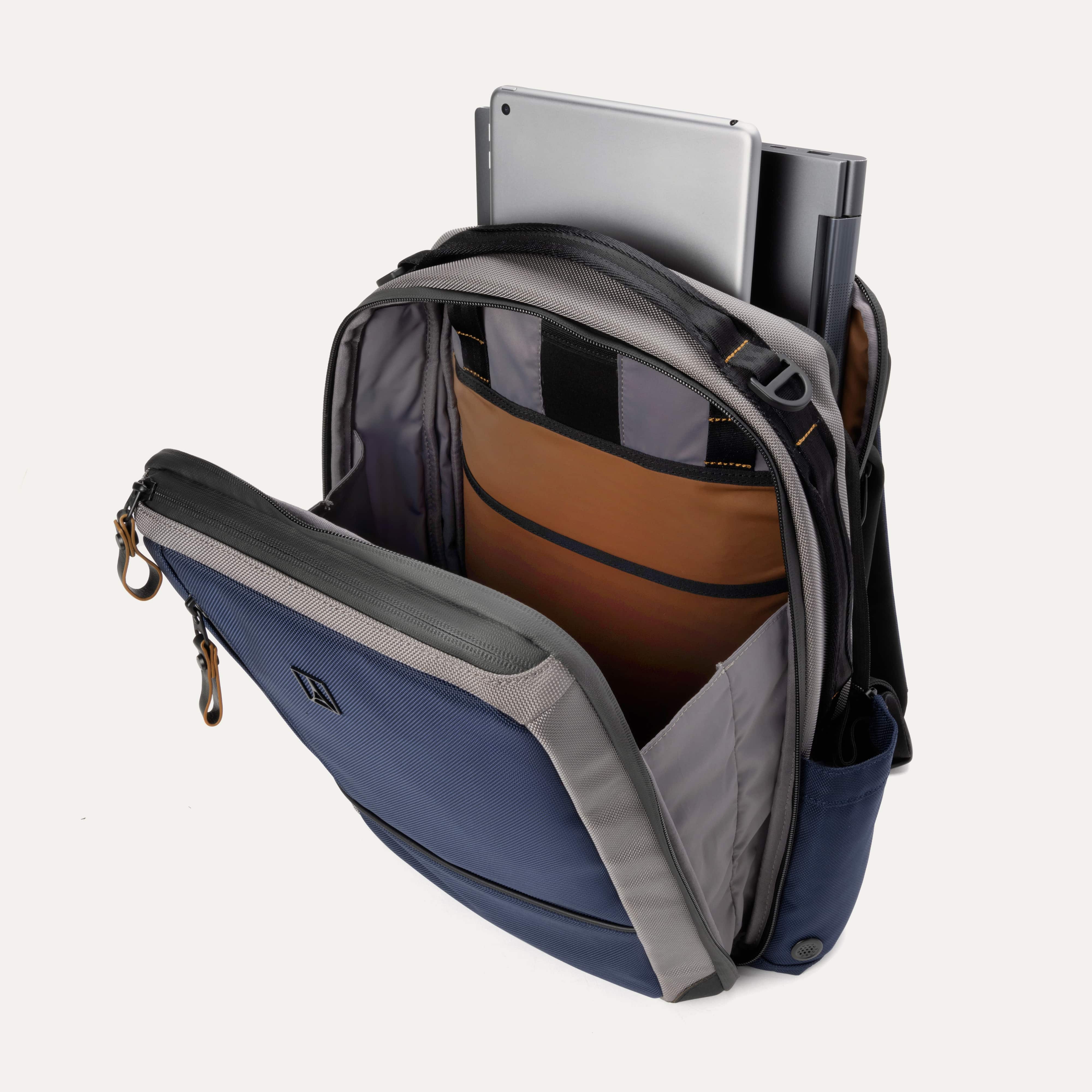 Travelpro® Altitude™ Slim Expandable Laptop Backpack 20-24L (41 x 34 x 20 cm)