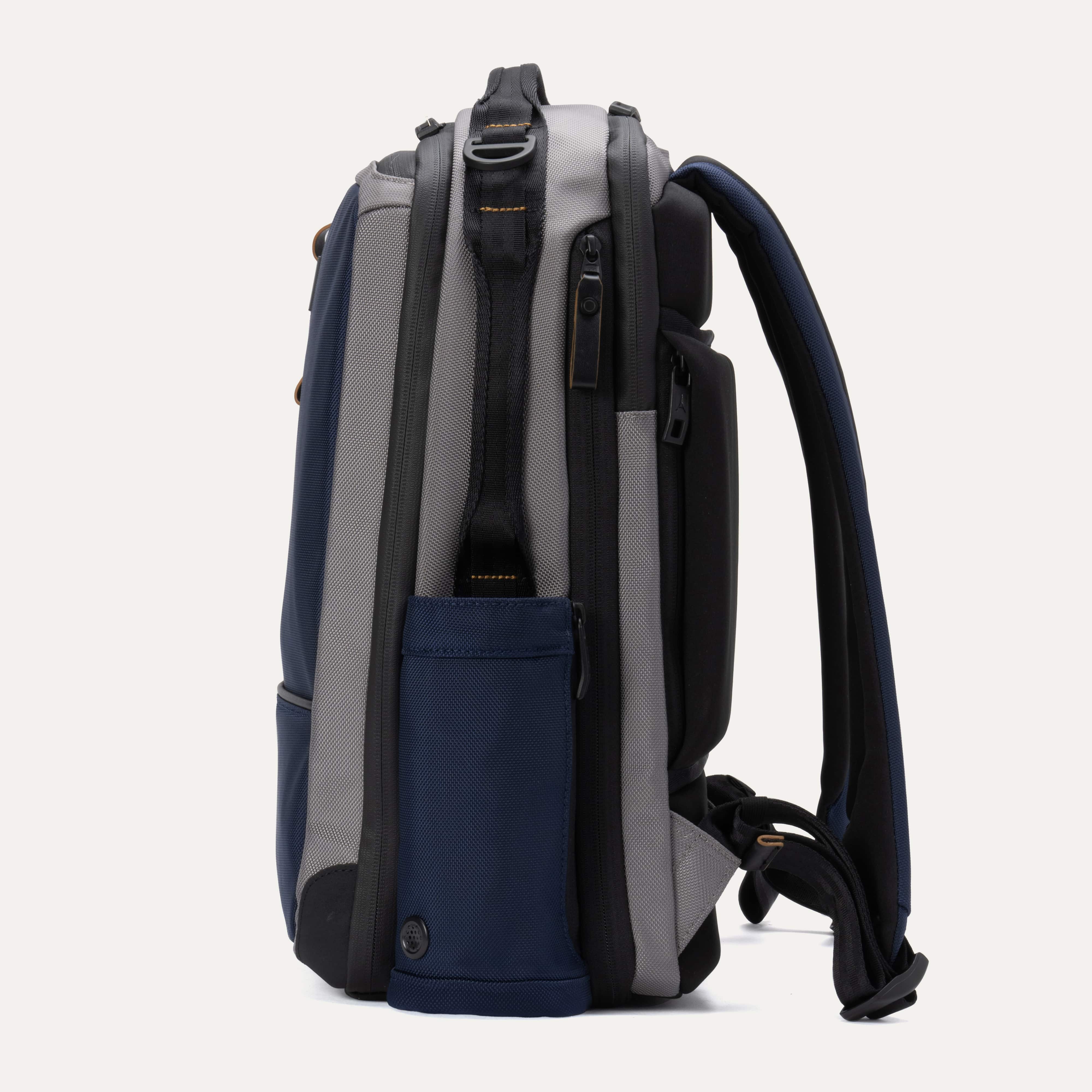 Travelpro® Altitude™ Slim Expandable Laptop Backpack 20-24L (41 x 34 x 20 cm)