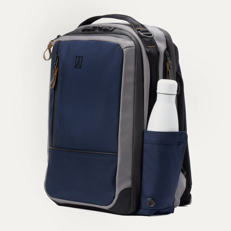 Travelpro® Altitude™ Slim Expandable Laptop Backpack 20-24L (41 x 34 x 20 cm)