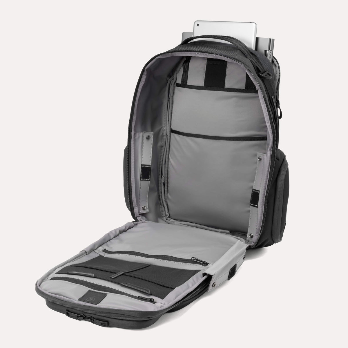 Travelpro® Altitude™ Large Expandable Laptop Backpack 30-36L (46 x 38 x 24 cm)