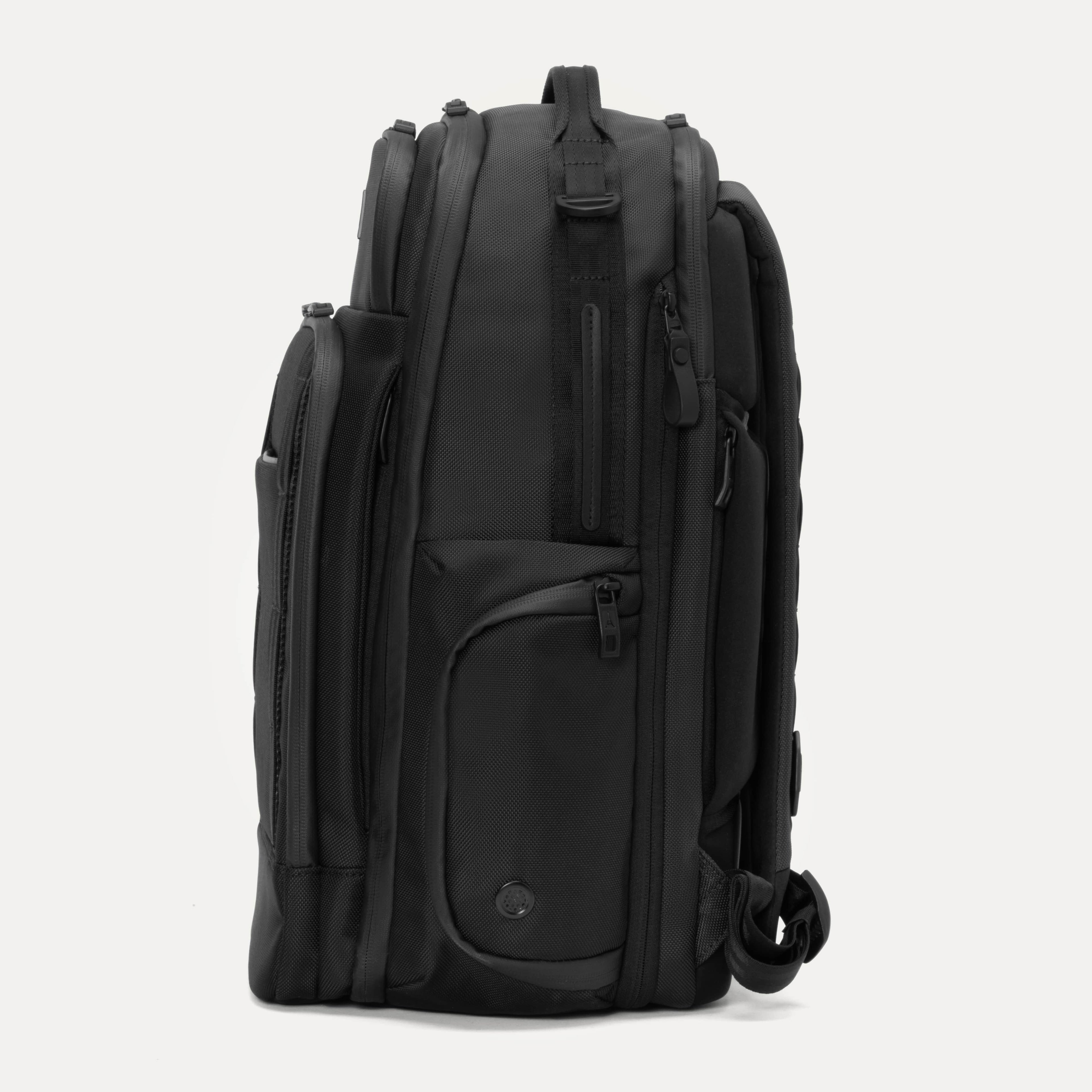 Travelpro® Altitude™ Großer erweiterbarer Laptop-Rucksack 30-36L (46 x 38 x 24 cm)