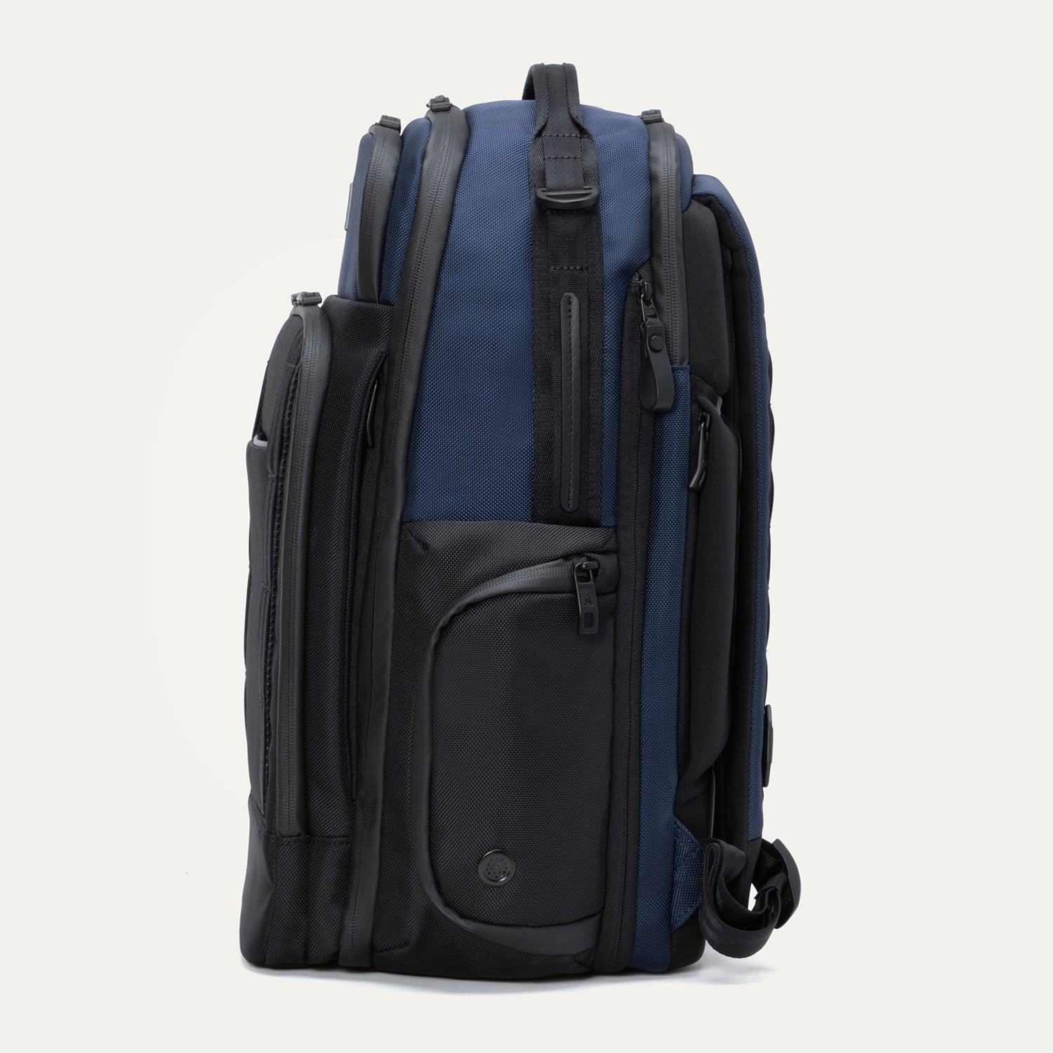 Travelpro® Altitude™ Large Expandable Laptop Backpack 30-36L (46 x 38 x 24 cm)