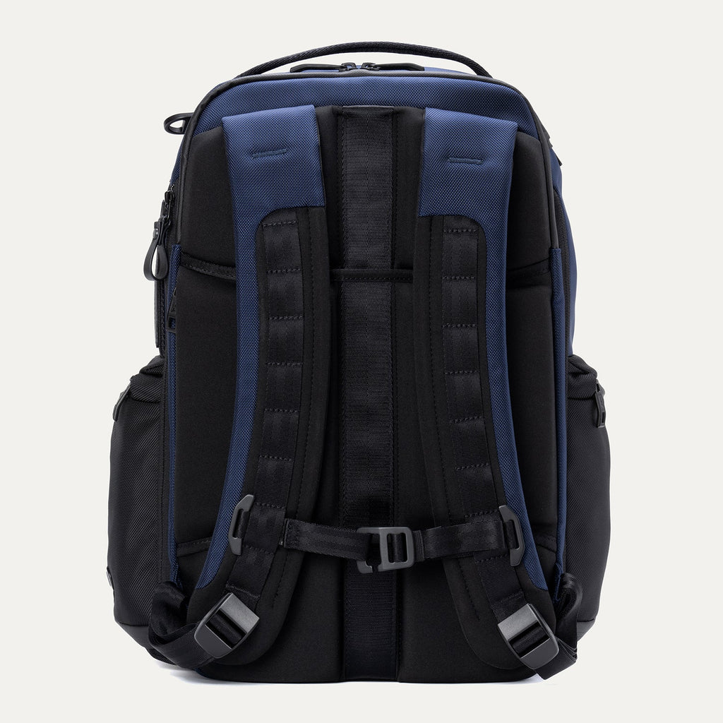Travelpro® Altitude™ Large Expandable Laptop Backpack 30-36L (46 x 38 x 24 cm)
