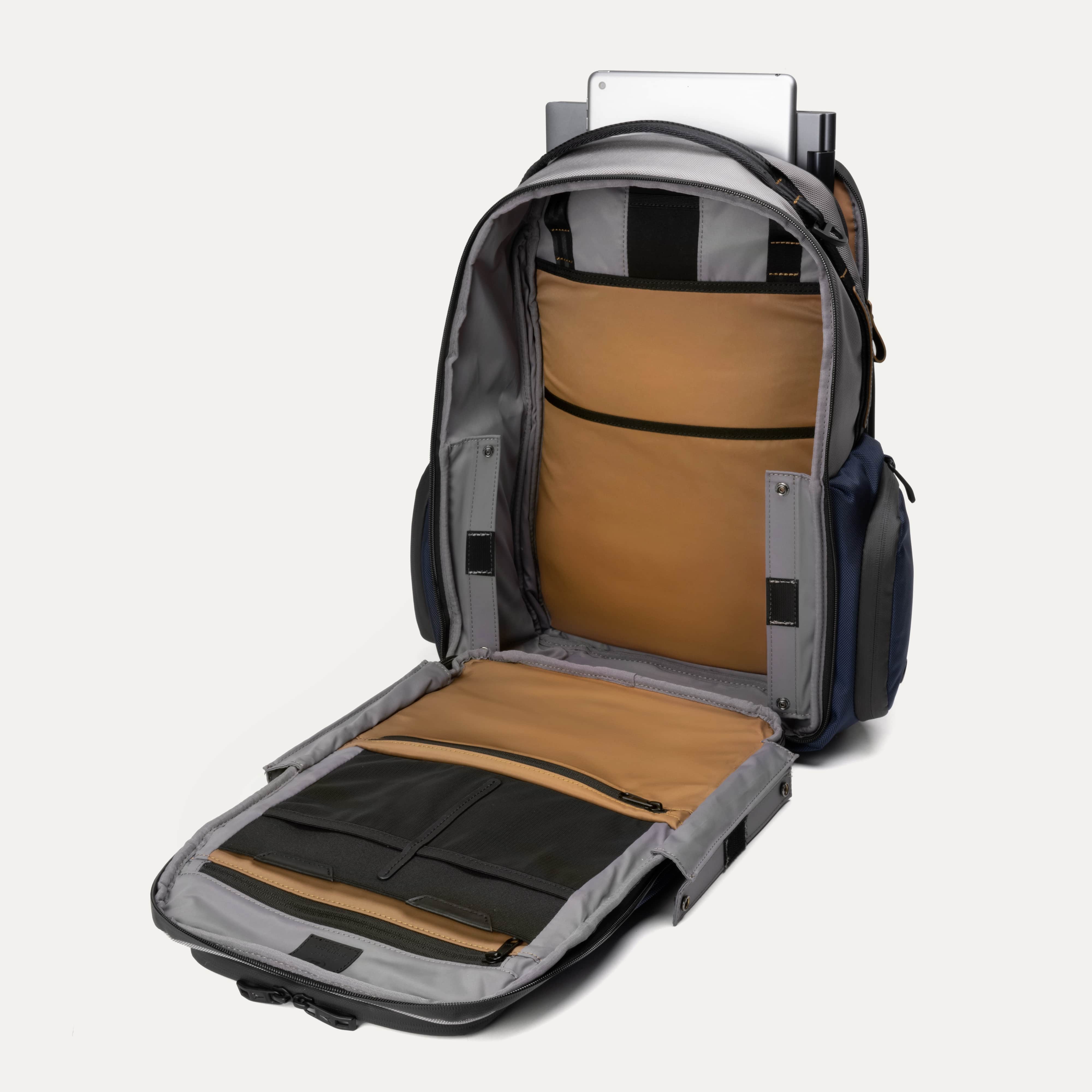 Travelpro® Altitude™ Large Expandable Laptop Backpack 30-36L (46 x 38 x 24 cm)