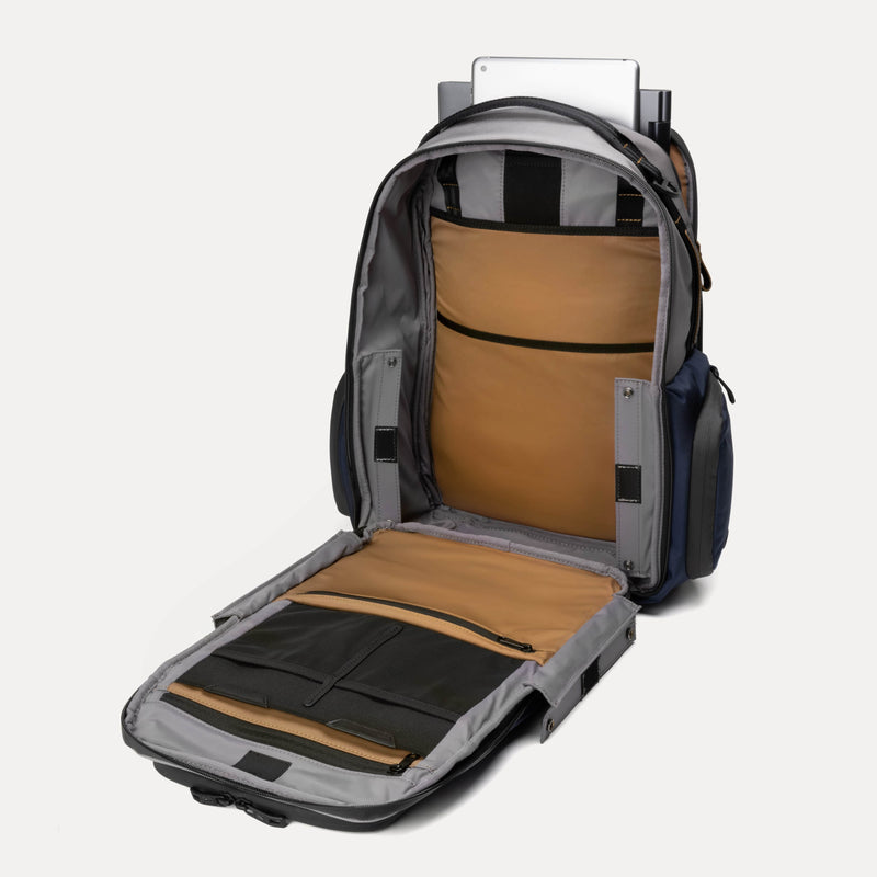 Travelpro® Altitude™ Large Expandable Laptop Backpack 30-36L (46 x 38 x 24 cm)