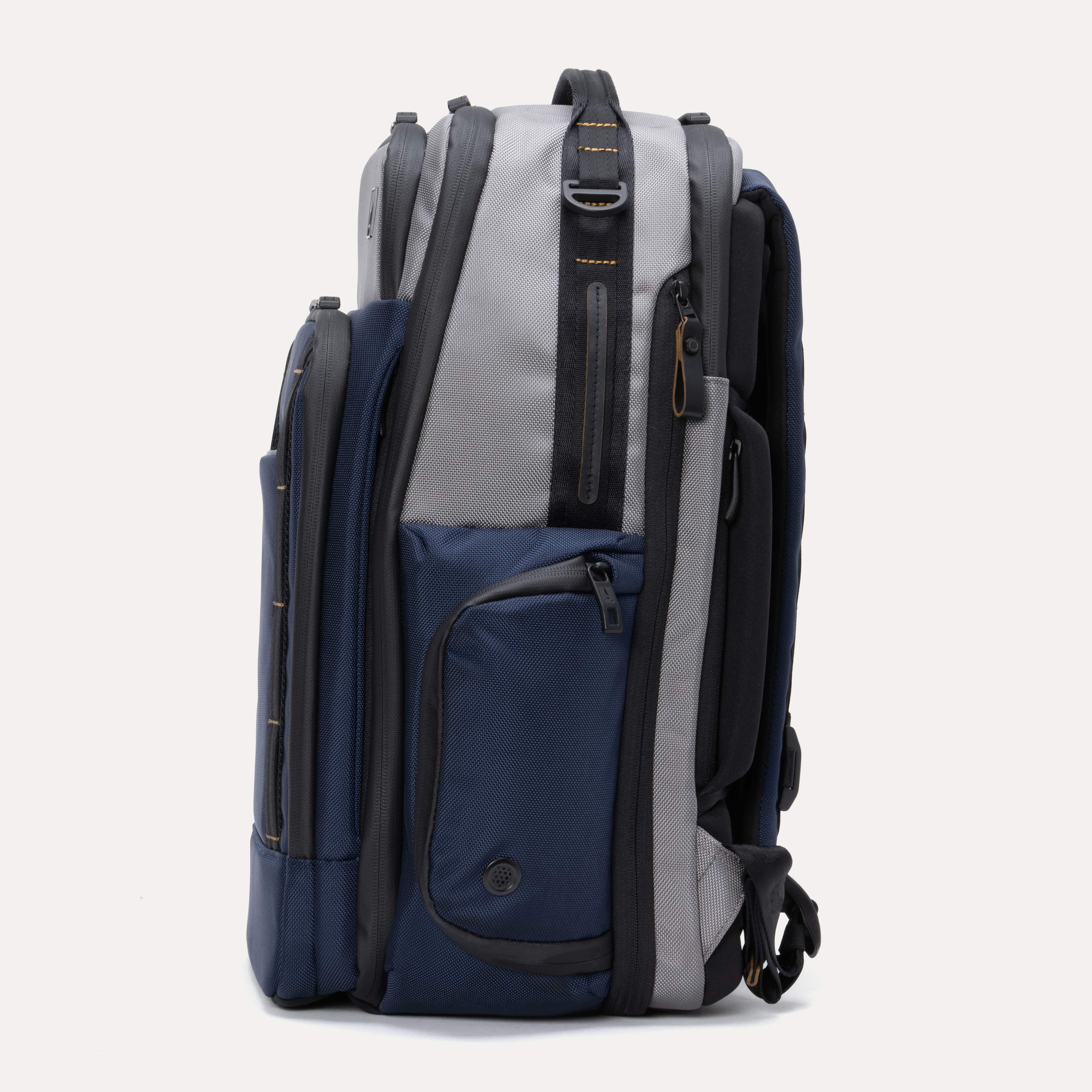 Travelpro® Altitude™ Large Expandable Laptop Backpack 30-36L (46 x 38 x 24 cm)