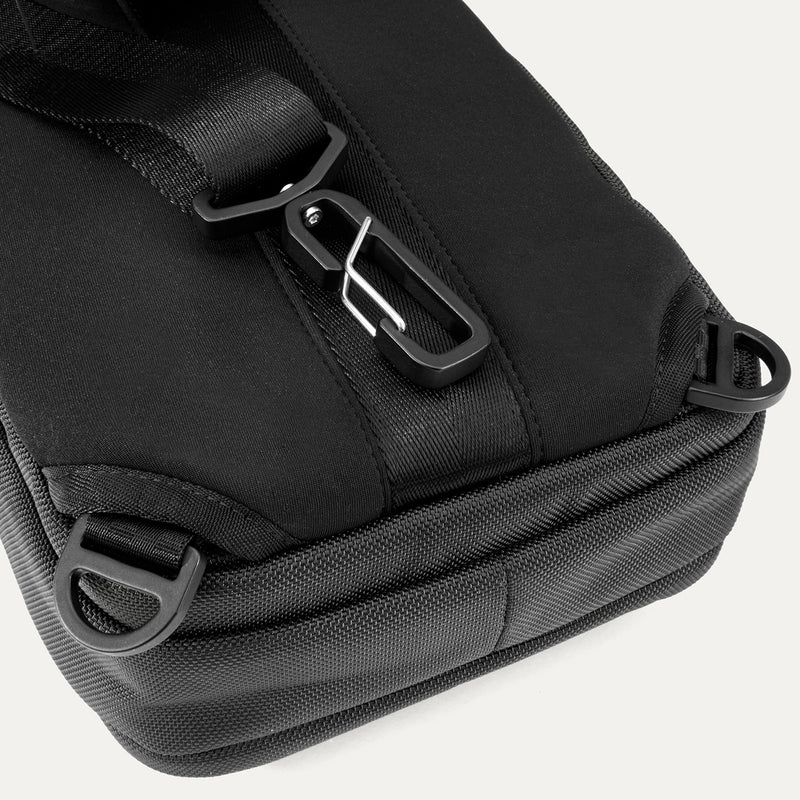 Travelpro® Altitude™ Crossbody 6L (33 x 19 x 12 cm.)