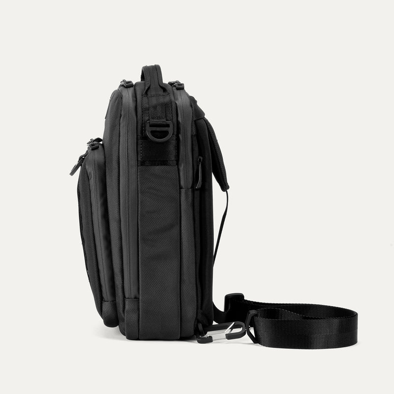 Travelpro® Altitude™ Crossbody 6L (33 x 19 x 12 cm.)