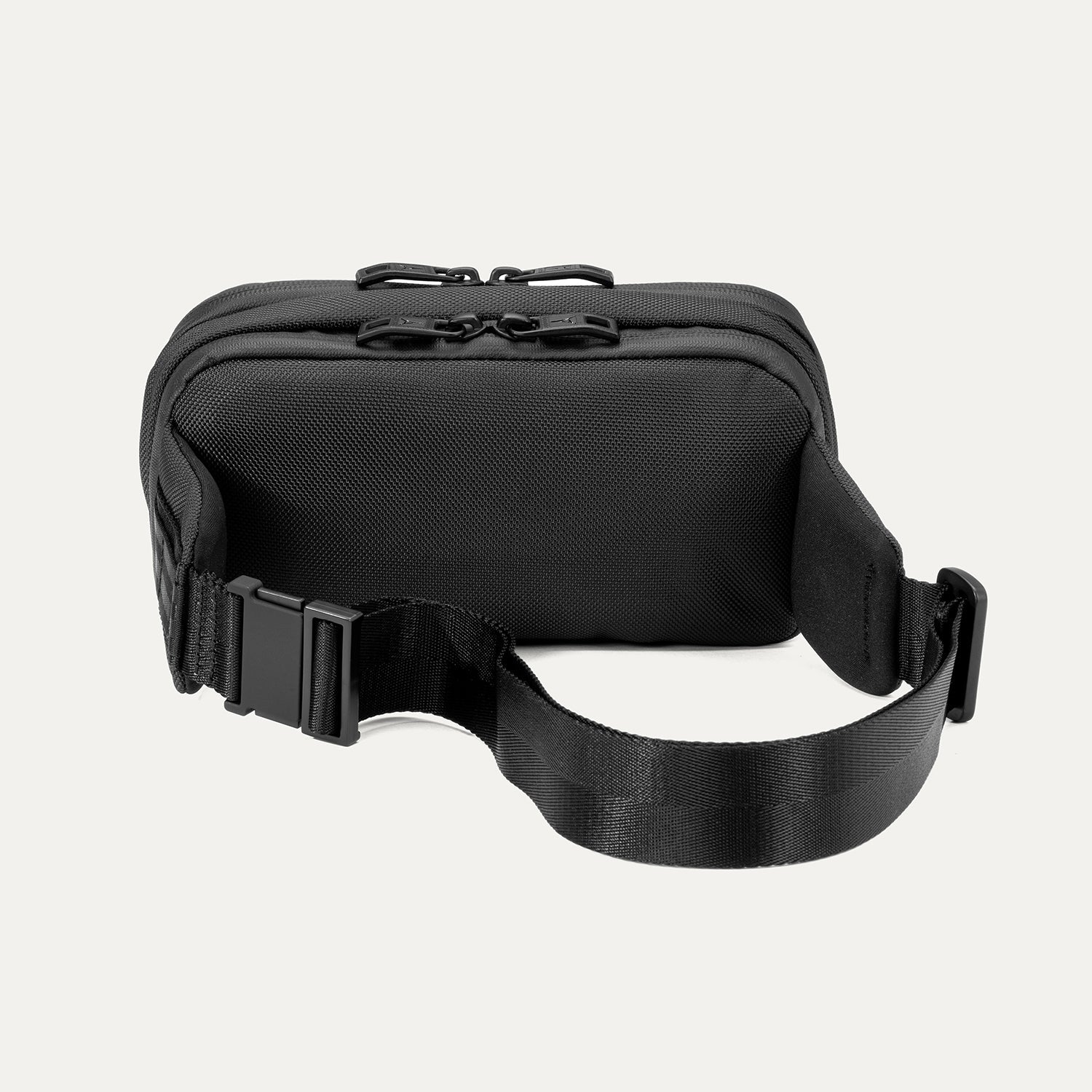 Travelpro® Altitude™ Sling 2L (13 x 23 x 8 cm)