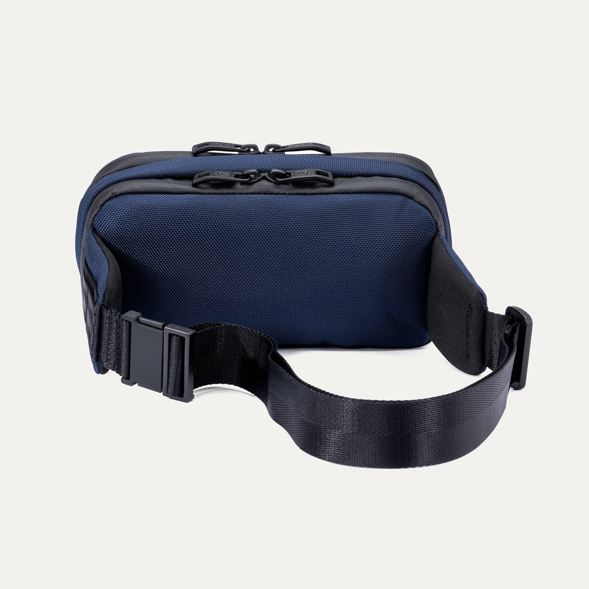 Travelpro® Altitude™ Sling 2L (13 x 23 x 8 cm)