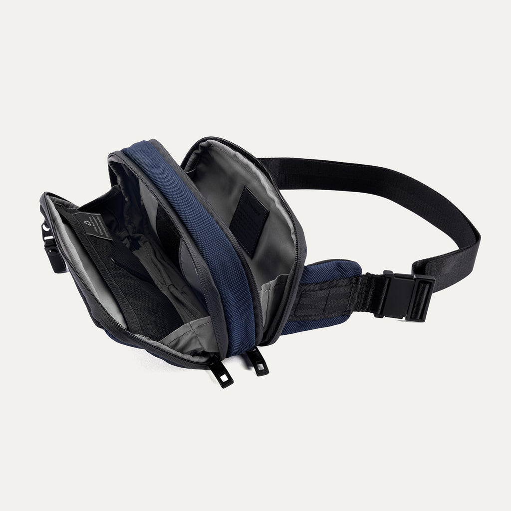 Travelpro® Altitude™ Sling 2L (13 x 23 x 8 cm)