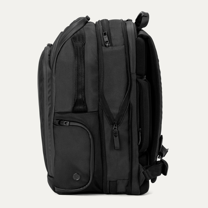 Travelpro® Altitude™ All-Purpose Full Expansion Laptop Backpack 24-34L (47 x 36 x 20 cm)