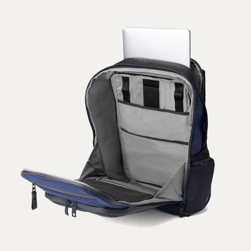 Travelpro® Altitude™ All-Purpose Full Expansion Laptop Backpack 24-34L (47 x 36 x 20 cm)