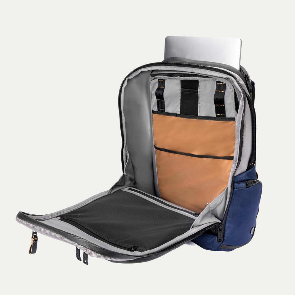 Travelpro® Altitude™ All-Purpose Full Expansion Laptop Backpack 24-34L (47 x 36 x 20 cm)