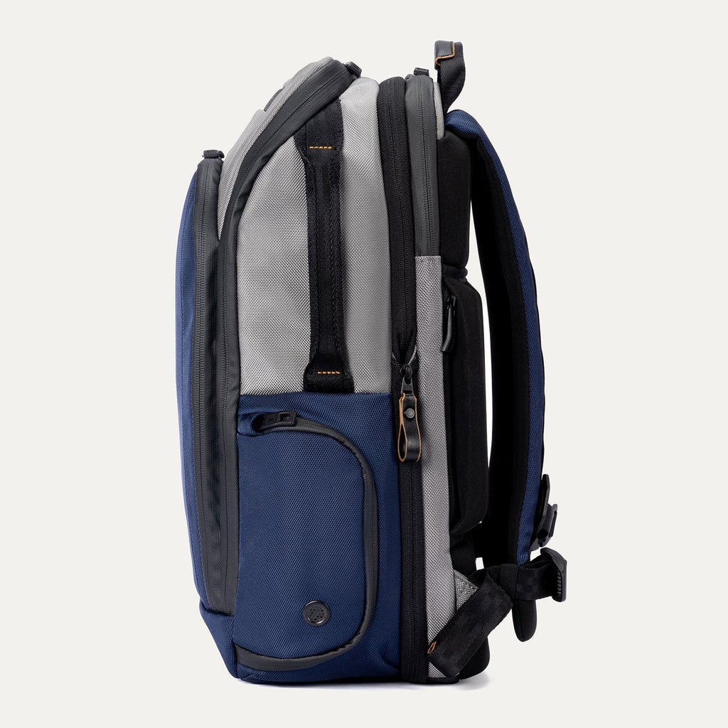 Travelpro® Altitude™ All-Purpose Full Expansion Laptop Backpack 24-34L (47 x 36 x 20 cm)