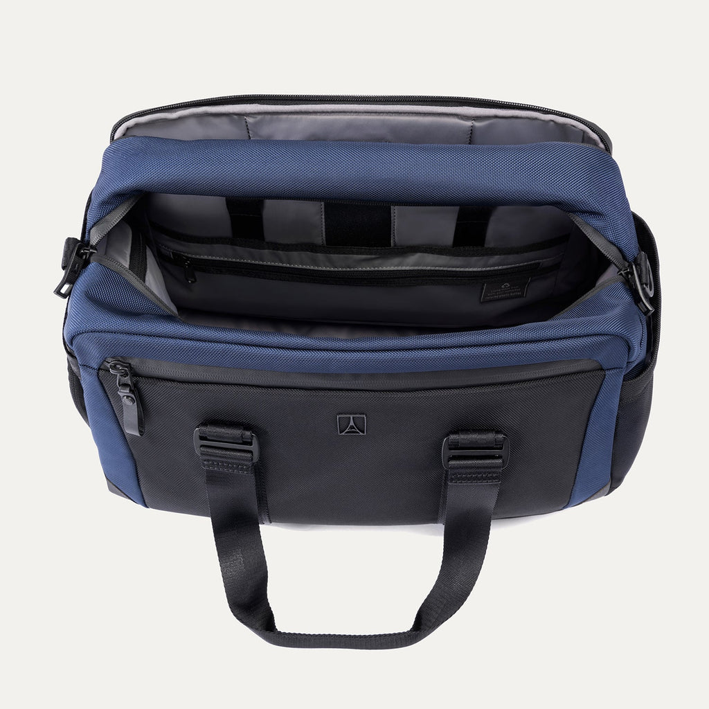 Travelpro® Altitude™ Day-to-Day Duffel (28 x 43 x 20 cm)