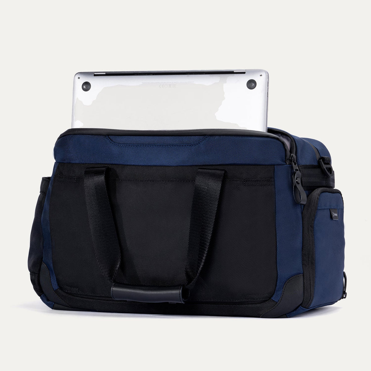 Travelpro® Altitude™ Day-to-Day Duffel (28 x 43 x 20 cm)