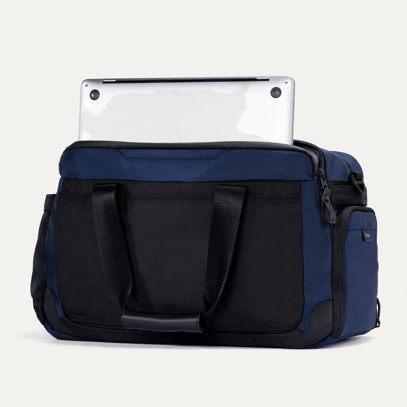 Travelpro® Altitude™ Day-to-Day Duffel (28 x 43 x 20 cm)