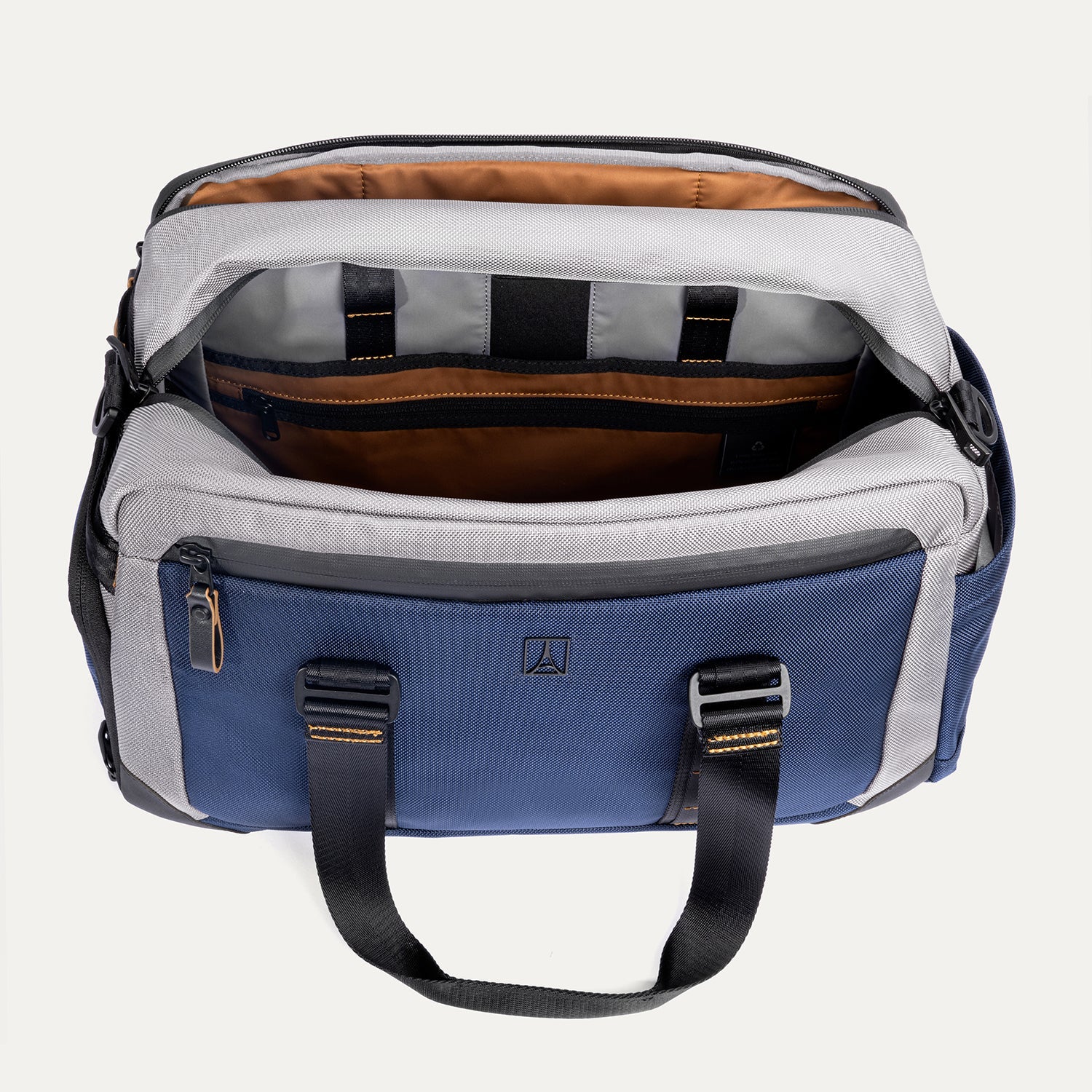 Travelpro® Altitude™ Day-to-Day Duffel (28 x 43 x 20 cm)