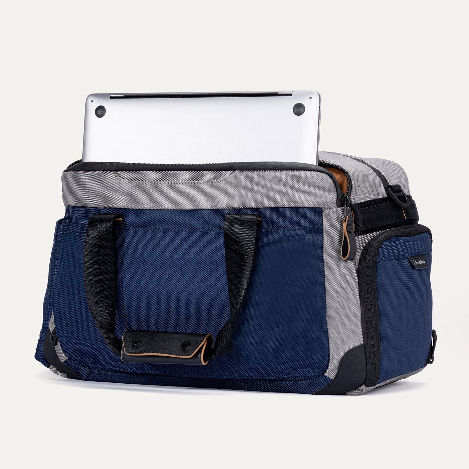 Travelpro® Altitude™ Day-to-Day Duffel (28 x 43 x 20 cm)