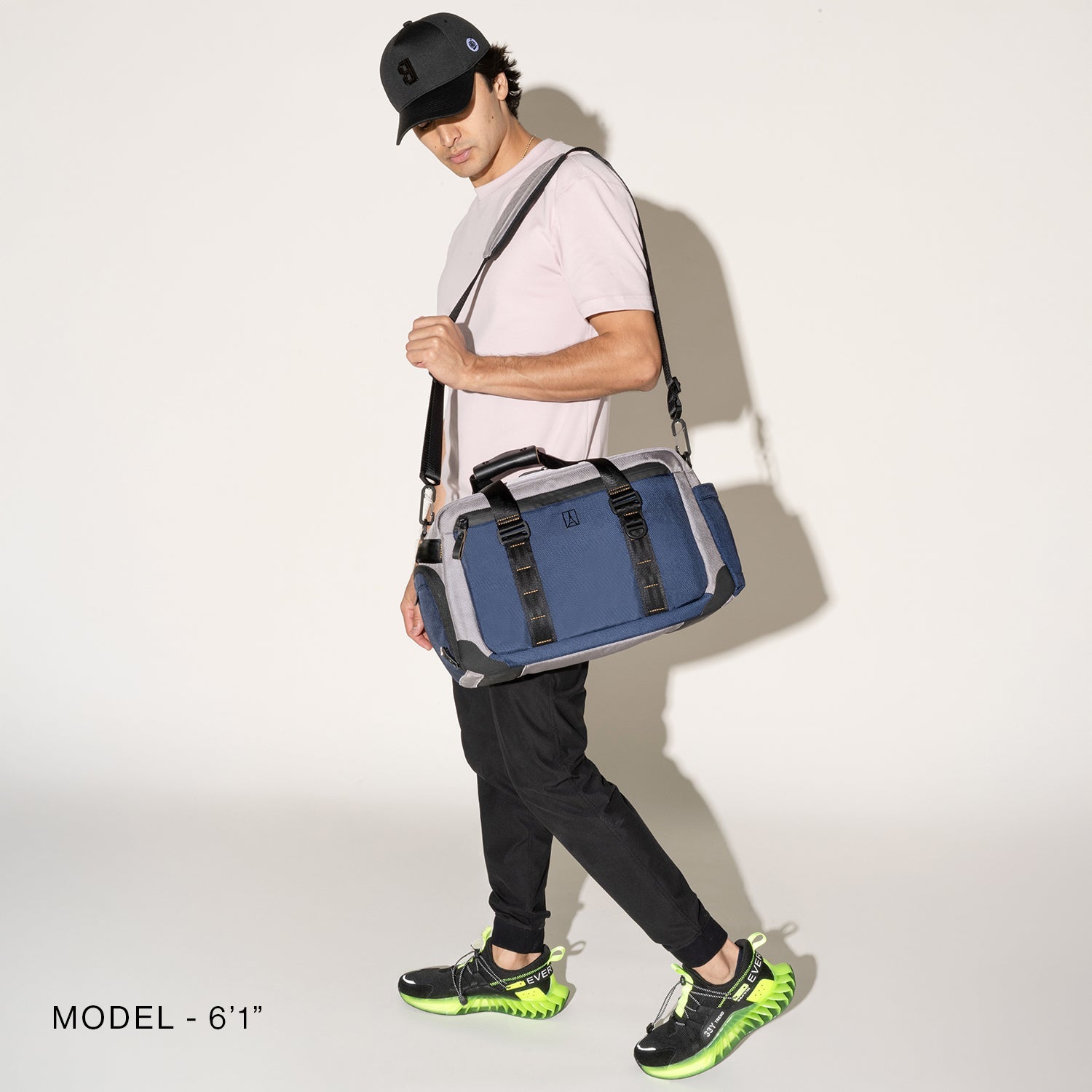 Travelpro® Altitude™ Day-to-Day Duffel (28 x 43 x 20 cm)